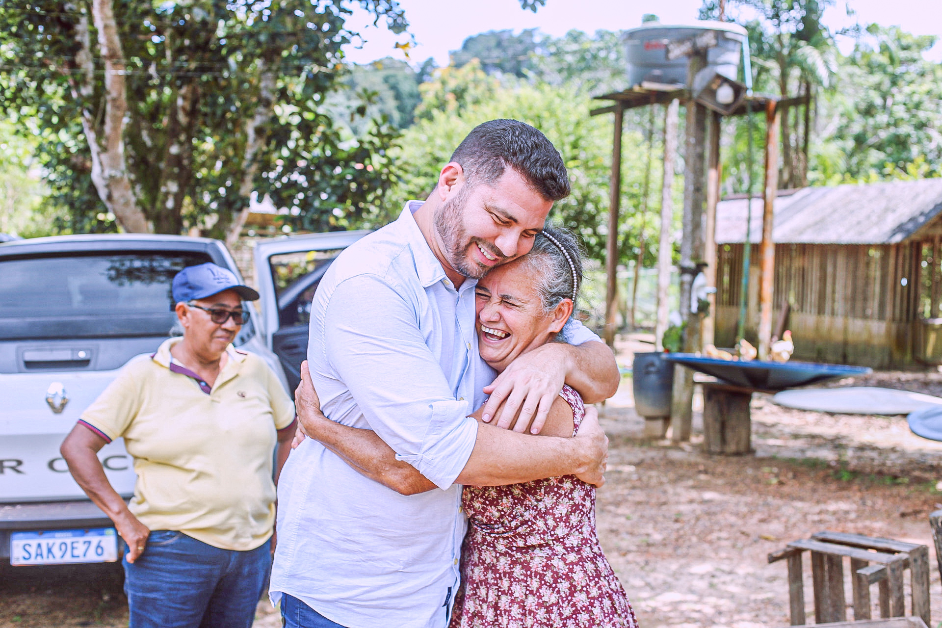 Jesus Pontes abraçando uma agricultora de Porto Grande.